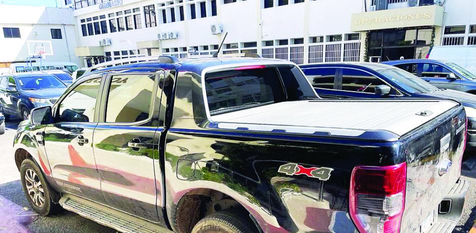 La DNCD ocupa 1,435 paquetes de cocaína en caletas de dos vehículos en Baní