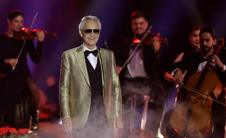 La voz de Andrea Bocelli se paseó con elegancia en el Estadio Olímpico