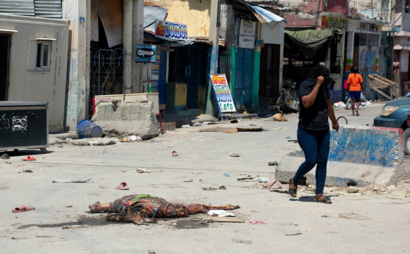 Hedor a muerte, tiroteos, saqueos y más secuestros en una nueva jornada en Haití